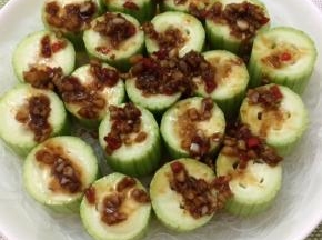 用小勺将炒好的料汁倒在丝瓜上
