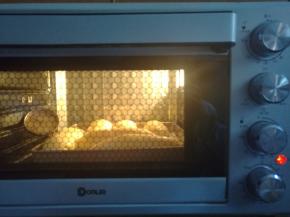 送入预热好的烤箱，以上下火175度烘烤20分钟即可。上色满意加盖锡纸。