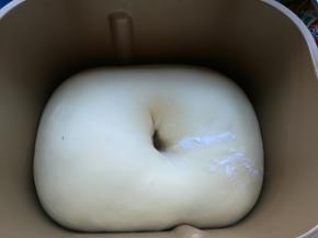 面团揉圆，放回面包桶启动发酵程序（程序默认1小时）。面团发酵到2倍大，用手指蘸干面粉戳个洞，不回缩不塌陷就发好了。