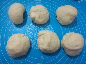面团均分成6个小面团，松弛10分钟。