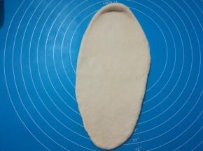 取一个松弛好的面团，擀长。