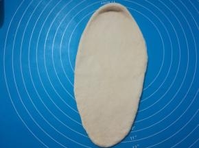 取一个松弛好的面团，擀长。