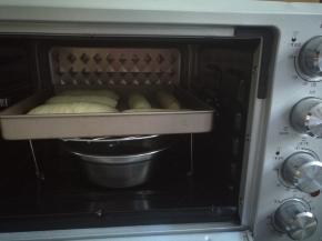 放入烤箱进行二发，底部放一碗热水增加湿度。