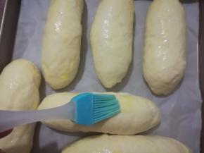 面包坯发酵到2——2.5倍大，取出，刷上蛋液。烤箱预热上下火175度。