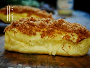 出炉后，刷上沙拉酱，沾上肉松，肉松面包就做好啦。