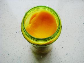 新鲜的芒果去皮去核，取果泥入料理杯中。