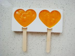 冰棒硅胶模具里插上木棒，倒入8分满的芒果泥。