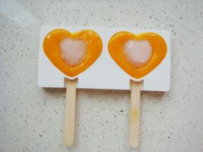 放入凝固好的心形冰块，入冰箱再次冷冻至凝固。