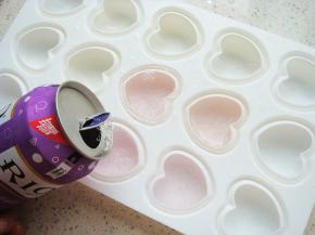 心形模具里倒入喜欢的饮料，入冰箱冷冻至凝固。