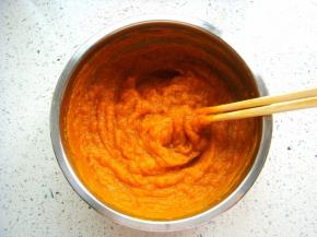 把皮去掉，用筷子朝一个方向搅，搅成糊糊，南瓜泥就做好了。