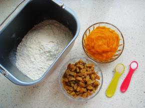 取265克的南瓜泥晾凉，其他配料称好备用。