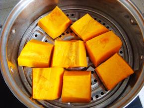 老南瓜去瓤切块入蒸锅，隔水蒸熟，用筷子能轻松扎透就熟了。