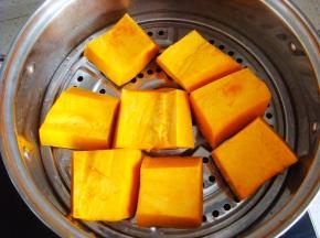 老南瓜去瓤切块入蒸锅，隔水蒸熟，用筷子能轻松扎透就熟了。