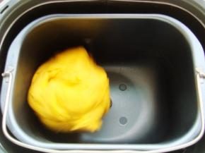 启动按键开始和面，翻滚中的面团。（类似欧包的做法，所以无需揉出手套膜）