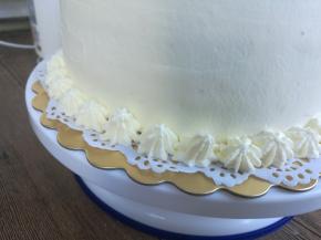 同一个花嘴，不用换，蛋糕底边垂直挤出小花边。