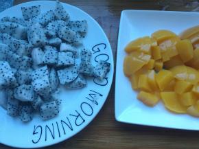 水果切成小粒。