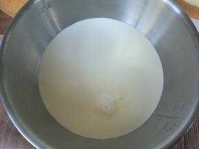 淡奶油倒入打蛋盆，加入糖。