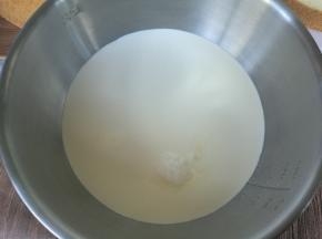 淡奶油倒入打蛋盆，加入糖。