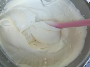 电动打蛋器打至七八分，取出450克（抹面用）放入冰箱。