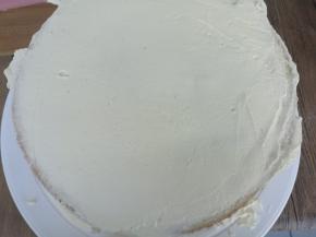 再加一层奶油抹平，边边会有多余的奶油，不用管，一会儿还要抹平。