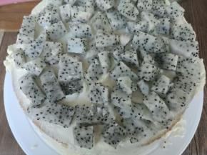 盖上一片蛋糕片，再放一层水果。