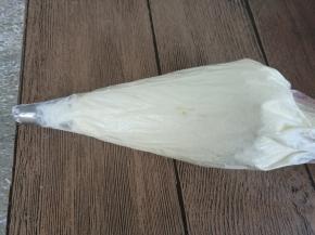 将8齿裱花嘴装入裱花袋，装入淡奶油。