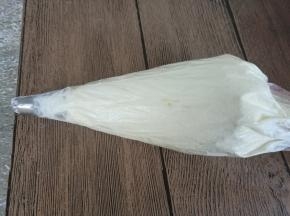 将8齿裱花嘴装入裱花袋，装入淡奶油。