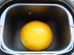 面团和好后，开始发酵。（利用发酵的空挡把葡萄干用凉水泡软）