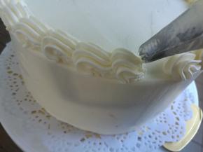 在蛋糕边缘挤出贝壳花边。