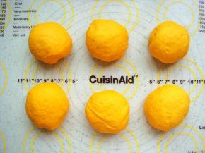 把面团放在垫子上，平均分成6份。