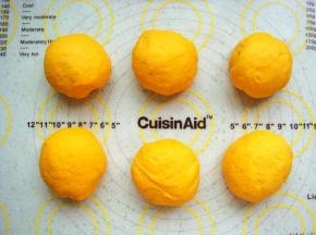 把面团放在垫子上，平均分成6份。