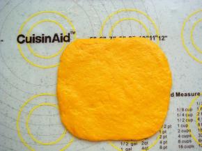 取一个小面团擀成接近正方形的面片。