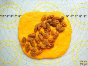 对角铺上一层泡软的葡萄干。