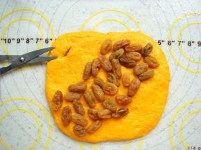 在没有铺果料的一侧剪开一个小口。