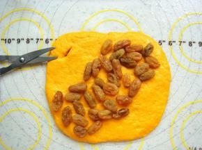 在没有铺果料的一侧剪开一个小口。