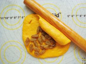 拿起一角向中心卷起来，用擀面杖先挡着，避免散开。