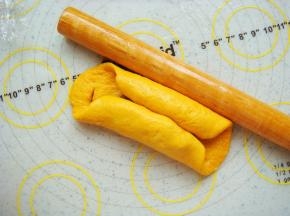 再卷起另一个角至中心处。