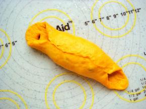 把接口捏紧，两端的面片向外拉长一点。