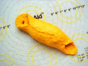 把接口捏紧，两端的面片向外拉长一点。