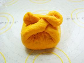 向中间收拢，面片的角从小口中穿出来，捏紧接口处。