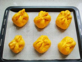 依次做好6个摆入烤盘中，表面刷上一层食用油。