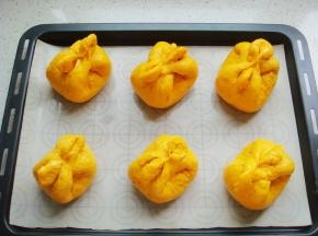 依次做好6个摆入烤盘中，表面刷上一层食用油。