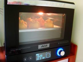 烤箱提前预热，上下175度。语音提示：”预热完成，放入食材“把烤盘放到中层，烘烤25分钟。