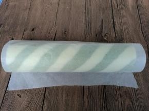 如果卷奶油的话可以在这一步卷进奶油，借助油纸或油布卷成卷。我家奶油无爱，啥也不卷也很好吃哦！