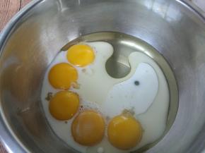 蛋黄盆放入牛奶、10克糖、玉米油搅拌均匀，充分乳化。