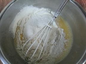 筛入低筋面粉，切拌或翻拌均匀。