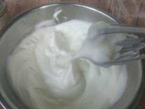 蛋白盆滴入柠檬汁或是白醋，电动打蛋器打致湿性发泡（我这个蛋白打得稍有些硬），糖分三次加入。