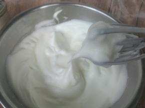 蛋白盆滴入柠檬汁或是白醋，电动打蛋器打致湿性发泡（我这个蛋白打得稍有些硬），糖分三次加入。