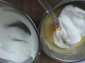 取三分之一的蛋白到蛋黄盆，切拌或翻拌均匀。