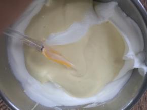 倒回蛋白盆内，再次且拌或翻拌均匀。